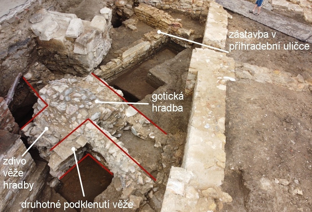 Obr. 5: Odkrytá část gotické hradby v místě jedné z...