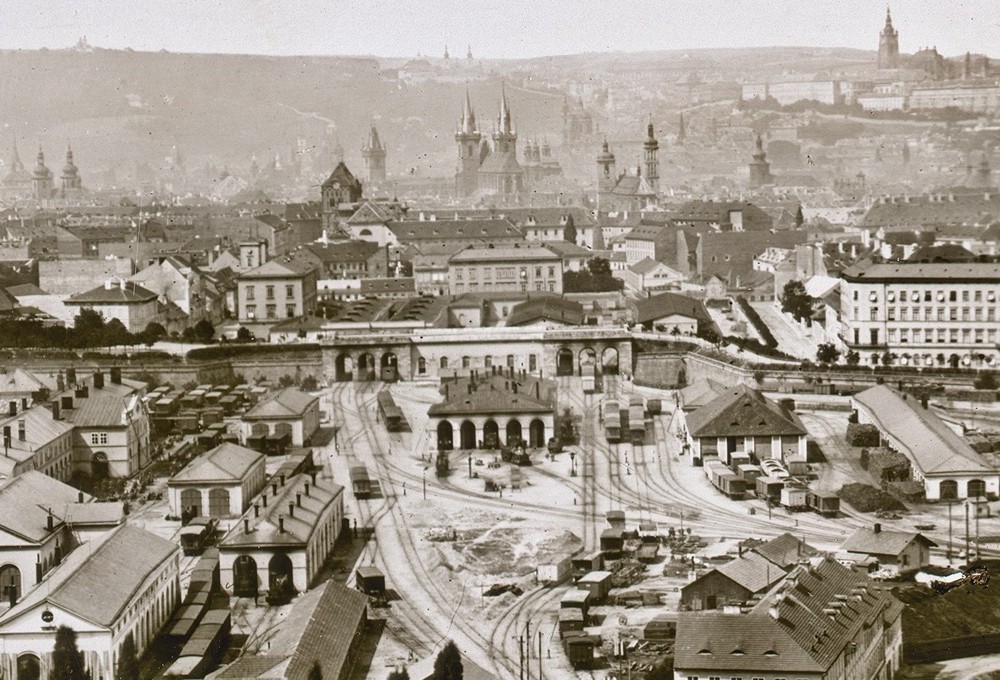 Obr. 19: Historické foto nádraží se zobrazením vjezdové...